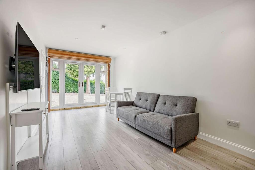 Beautiful 4-5 Bedroom Village House With Rural Views Salford  Exterior foto