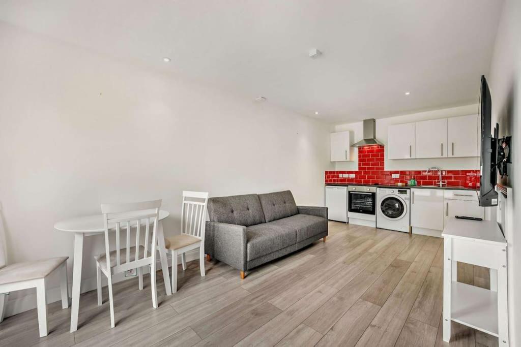 Beautiful 4-5 Bedroom Village House With Rural Views Salford  Exterior foto